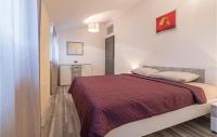 Posteľ alebo postele v izbe v ubytovaní 4 Bedroom Cozy Home In Liznjan