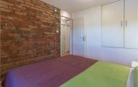 Posteľ alebo postele v izbe v ubytovaní 4 Bedroom Cozy Home In Liznjan
