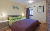 Posteľ alebo postele v izbe v ubytovaní 4 Bedroom Cozy Home In Liznjan
