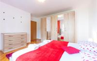 Posteľ alebo postele v izbe v ubytovaní Gorgeous Apartment In Duce With Wifi