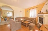 Posezení v ubytování Two-Bedroom Holiday Home Jezera With A Fireplace 05