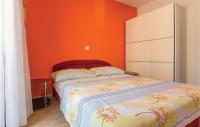 Cama ou camas em um quarto em Amazing Apartment In Makarska With Wifi