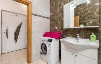 Kúpeľňa v ubytovaní 1 Bedroom Stunning Apartment In Vrh