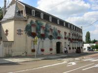 a building on the corner of a street at Cit&#39;Hotel Avallon Vauban in Avallon