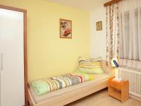 Łóżko lub łóżka w pokoju w obiekcie Sunny holiday flat with balcony