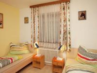 Łóżko lub łóżka w pokoju w obiekcie Sunny holiday flat with balcony