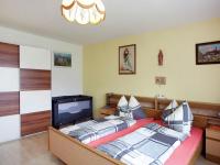Łóżko lub łóżka w pokoju w obiekcie Sunny holiday flat with balcony
