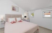 Posteľ alebo postele v izbe v ubytovaní Gorgeous Apartment In Stinica