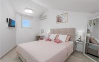 Posteľ alebo postele v izbe v ubytovaní Gorgeous Apartment In Stinica