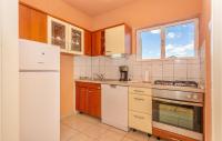 Kuchyňa alebo kuchynka v ubytovaní 2 Bedroom Stunning Home In Omisalj