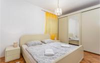 Posteľ alebo postele v izbe v ubytovaní 2 Bedroom Stunning Home In Omisalj