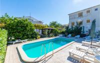 Bazén v ubytovaní Apartment Kastel Stari 96 With Outdoor Swimmingpool alebo v jeho blízkosti