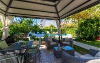 Vonkajšia záhrada v ubytovaní Apartment Kastel Stari 96 With Outdoor Swimmingpool