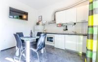 Kuchyňa alebo kuchynka v ubytovaní Apartment Kastel Stari 96 With Outdoor Swimmingpool