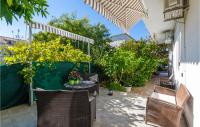 Vonkajšia záhrada v ubytovaní Apartment Kastel Stari 96 With Outdoor Swimmingpool