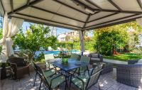 Vonkajšia záhrada v ubytovaní Apartment Kastel Stari 96 With Outdoor Swimmingpool