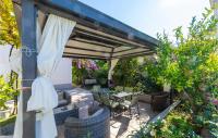 Vonkajšia záhrada v ubytovaní Apartment Kastel Stari 96 With Outdoor Swimmingpool