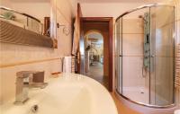 a bathroom with a tub and a shower at 3 Bedroom Stunning Apartment In Galizana in Galižana