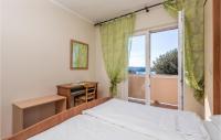 Posteľ alebo postele v izbe v ubytovaní Awesome Apartment In Supetarska Draga