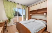 Posteľ alebo postele v izbe v ubytovaní Awesome Apartment In Supetarska Draga