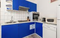 Kuchyňa alebo kuchynka v ubytovaní Awesome Apartment In Supetarska Draga