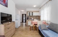 Kuchyňa alebo kuchynka v ubytovaní Gorgeous Apartment In Lukovo Sugarje