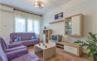 TV a/nebo společenská místnost v ubytování Two-Bedroom Apartment In Fazana