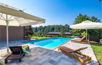 Bazén v ubytování Three-Bedroom Holiday Home In Slunj nebo v jeho okolí