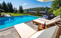 Bazén v ubytování Three-Bedroom Holiday Home In Slunj nebo v jeho okolí