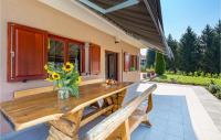 Zahrada ubytování Three-Bedroom Holiday Home In Slunj