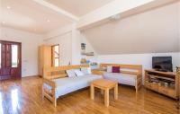 TV a/nebo společenská místnost v ubytování Three-Bedroom Holiday Home In Slunj