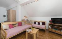 TV a/nebo společenská místnost v ubytování Three-Bedroom Holiday Home In Slunj