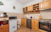 Kuchyň nebo kuchyňský kout v ubytování Three-Bedroom Holiday Home In Slunj