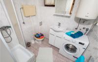 Koupelna v ubytování Three-Bedroom Holiday Home In Slunj