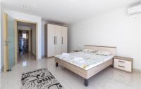 Posteľ alebo postele v izbe v ubytovaní Gorgeous Apartment In Povile With Wifi