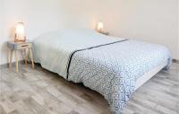 Postel nebo postele na pokoji v ubytov&aacute;n&iacute; Amazing Home In Saint-germain-sur-ay With Wifi