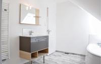 Koupelna v ubytov&aacute;n&iacute; Amazing Home In Saint-germain-sur-ay With Wifi