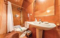 A bathroom at Cozy Home In Tossa De Mar With Wifi