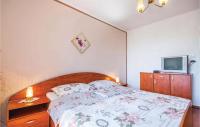 Poste&#x13E; alebo postele v izbe v ubytovan&iacute; Awesome Apartment In Lovran With House Sea View