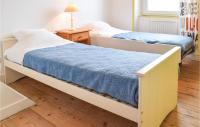 En eller flere senge i et v&aelig;relse p&aring; Beautiful Home In Arromanches-les-bains With Kitchen