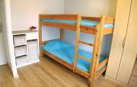 Uma ou mais camas em beliche em um quarto em Cozy Home In La Faute Sur Mer With Kitchen
