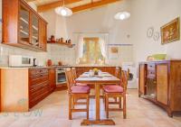 Kuchyň nebo kuchyňský kout v ubytování Villa Cas Frares by Slow Villas