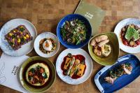 un grupo de platos de comida sobre una mesa en Blue Orange Resort, en Praga