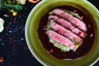 un tazón de comida con carne en salsa en Blue Orange Resort, en Praga