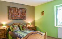 Cama ou camas em um quarto em 3 Bedroom Gorgeous Home In Gondrin