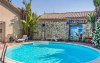 A piscina localizada em 3 Bedroom Gorgeous Home In Gondrin ou nos arredores