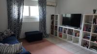 Televízia a/alebo spoločenská miestnosť v ubytovaní Joan's airport apartment