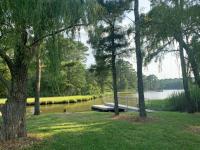 ein Park mit einer Bank in der Mitte eines Sees in der Unterkunft Beach Bum West-O Motel in Ocean City