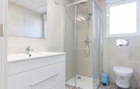 A bathroom at 3 Bedroom Cozy Apartment In Denia