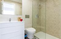 A bathroom at 3 Bedroom Cozy Apartment In Denia